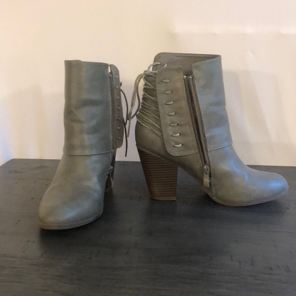 Heeled gray boots, brand unknown, used with one scuff (pictured) Fits 8.5-9.5 US